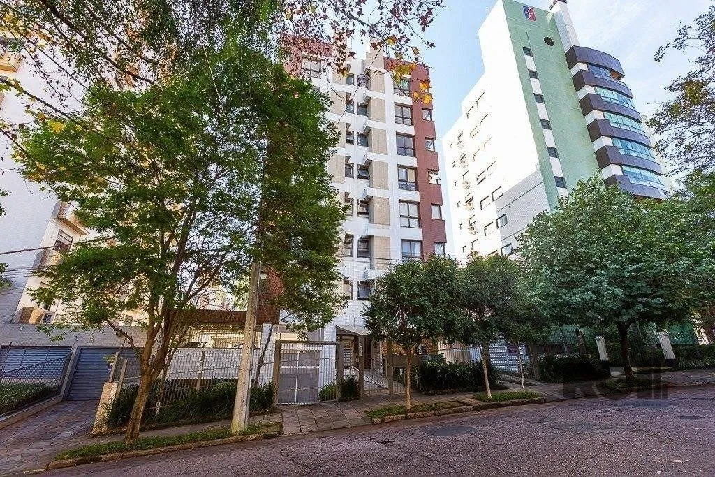 Apartamento de dois quartos, suíte e duas vagas de garagem no bairro Petrópolis em Porto Alegre.