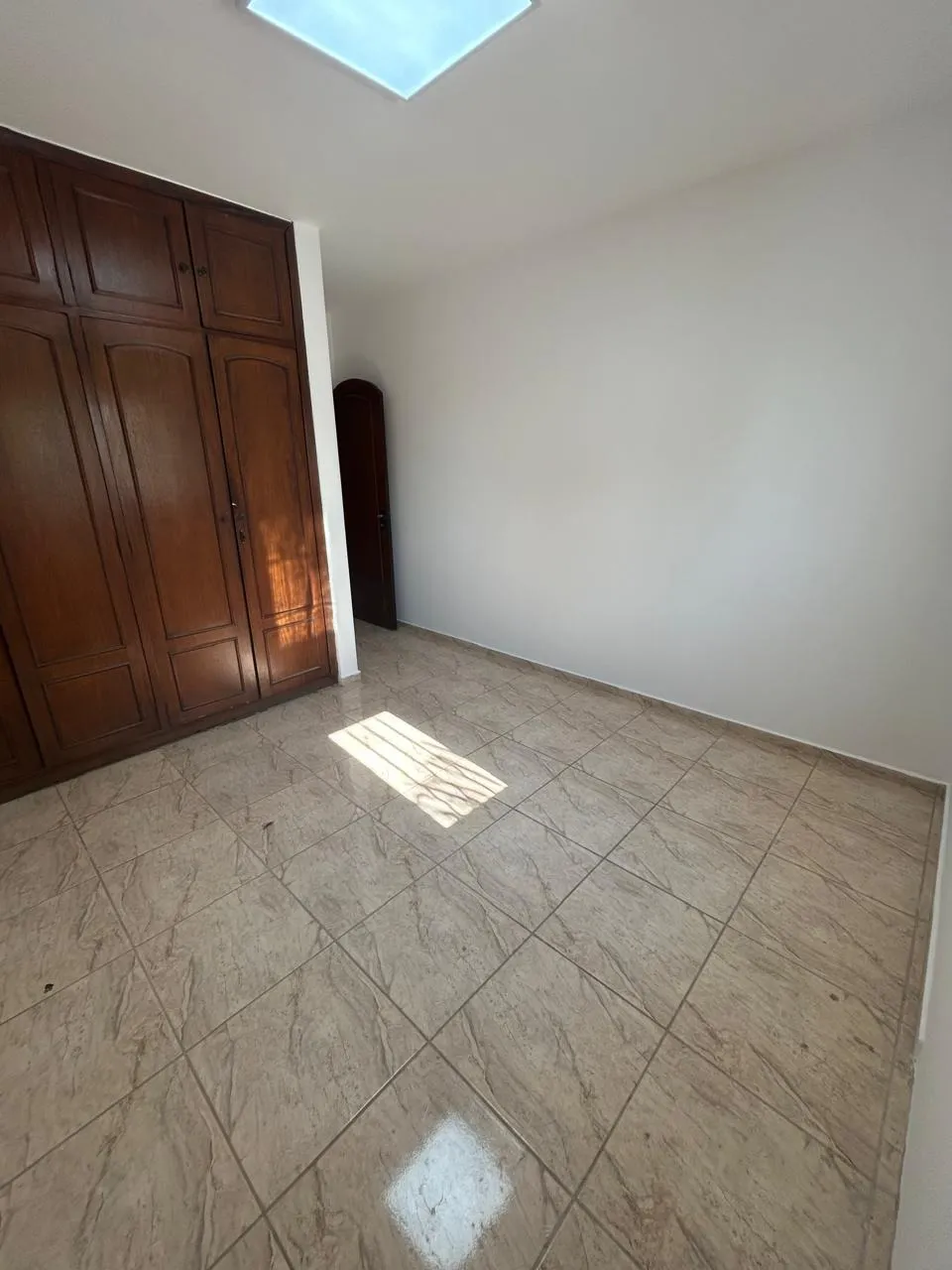 Imagem Residência Espaçosa e Moderna no Jardim Vergueiro: Três Quartos, Suíte e Ampla Área Externa