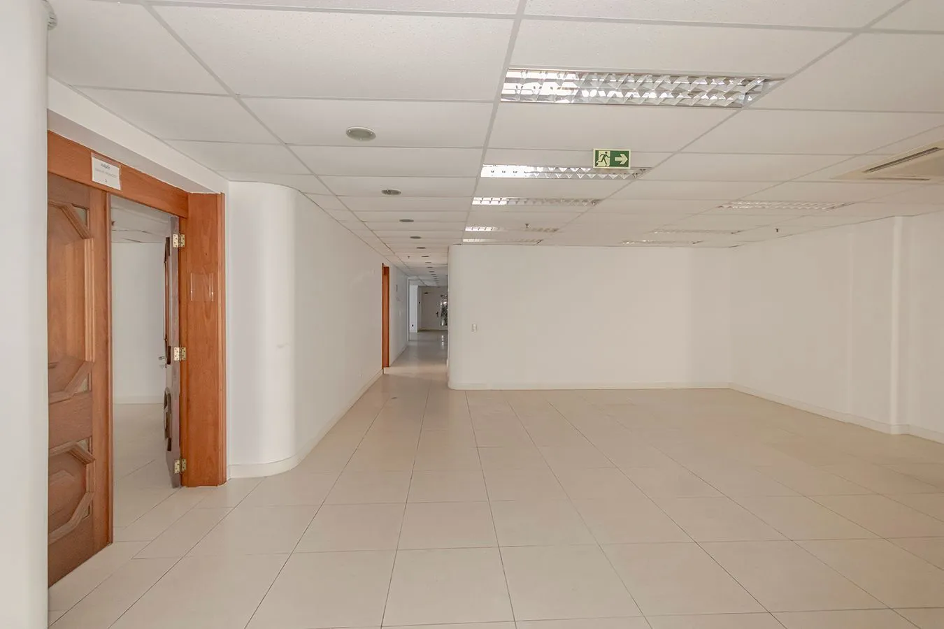 Imagem Conjunto Comercial, meio andar inteiro com várias salas e salão!