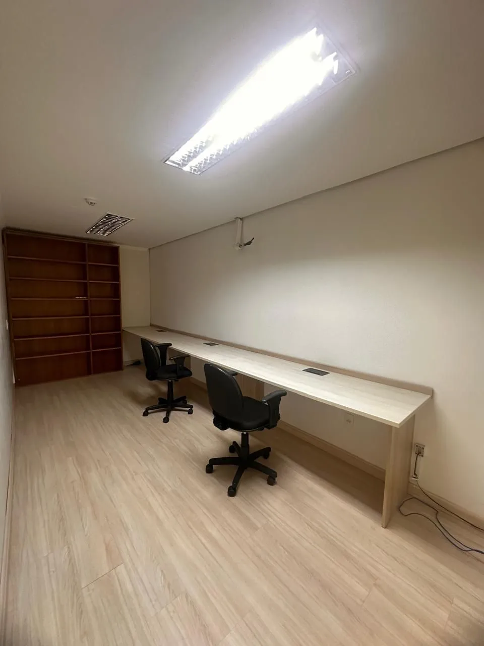 Imagem Belíssima Sala Comercial no Centro Histórico de Porto Alegre.