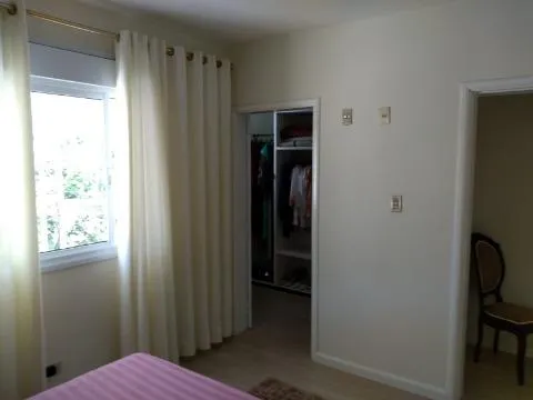 Imagem VENDA DE CASA NO CONDOMÍNIO ARUJÁ COUNTRY CLUB, EM ARUJÁ/SP, 200m² com 3 quartos, suíte, hidro, planejados, sala com lareira e 3 vagas. CONSULTE-NOS.