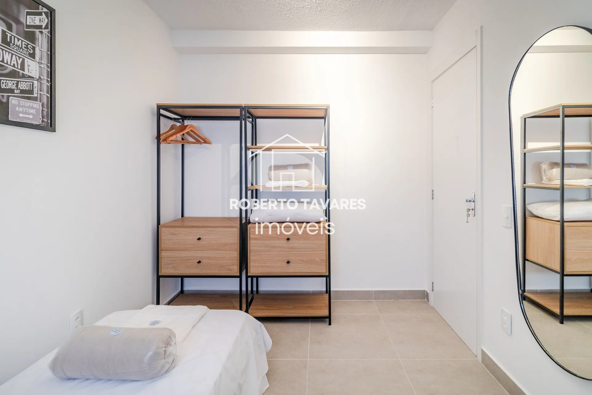 Imagem Apartamento totalmente mobiliado - O imóvel conta com 2 quartos, sendo 1 suíte, além de uma vaga de garagem.