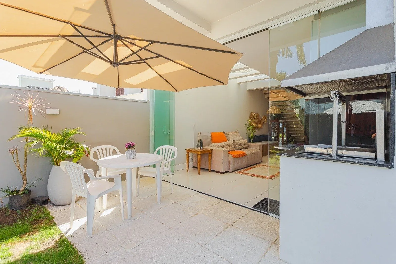Imagem Casa de alto padrão com elevador e piscina acessível em condomínio no Passo das Pedras