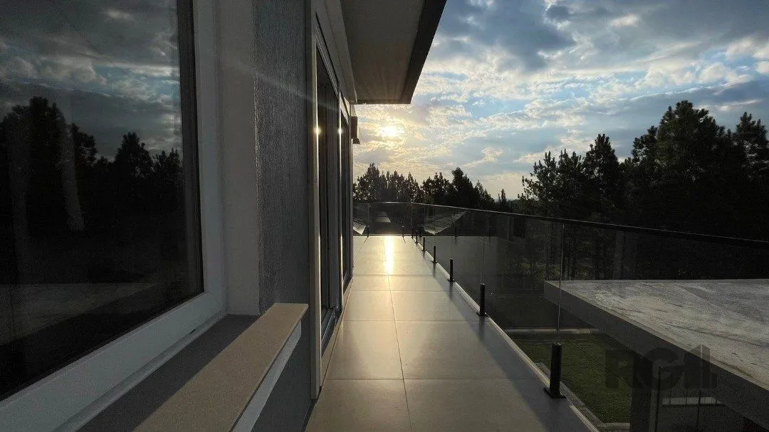 Imagem Linda Casa Ampla com 3 Suítes Construída Recentemente em Condomínio no Bairro Nobre de Gramado