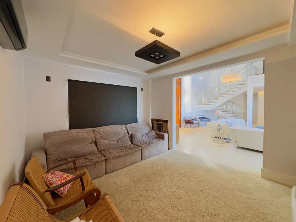 Imagem Casa de Luxo em Condomínio à Venda em Valinhos-SP, 4 Suítes, 3 Salas, 7 Banheiros, 4 Vagas de Garagem 460m²
