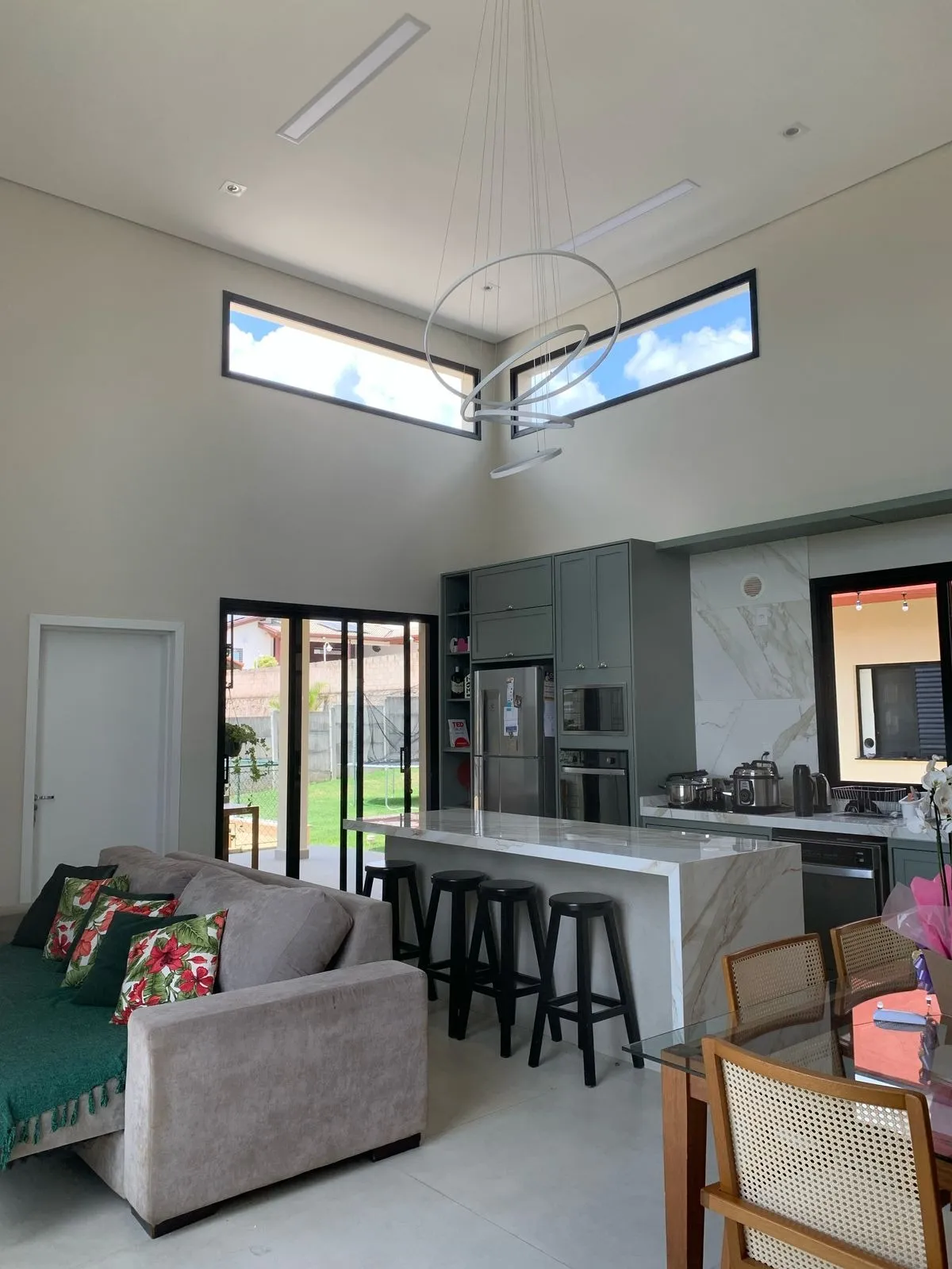 Imagem Casa em Condomínio de Luxo à Venda em Itupeva-SP, no Residencial Montes Claros: 6 quartos, 2 suítes, 5 banheiros, 2 vagas, 172 m².