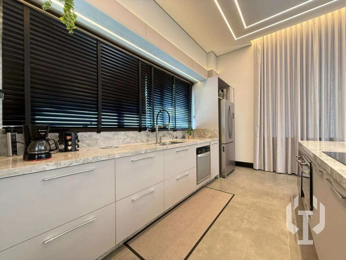 Imagem Casa de condomínio à venda, no Chácara Flora em Itapema, Casa branca, com 5 quartos, 563m2