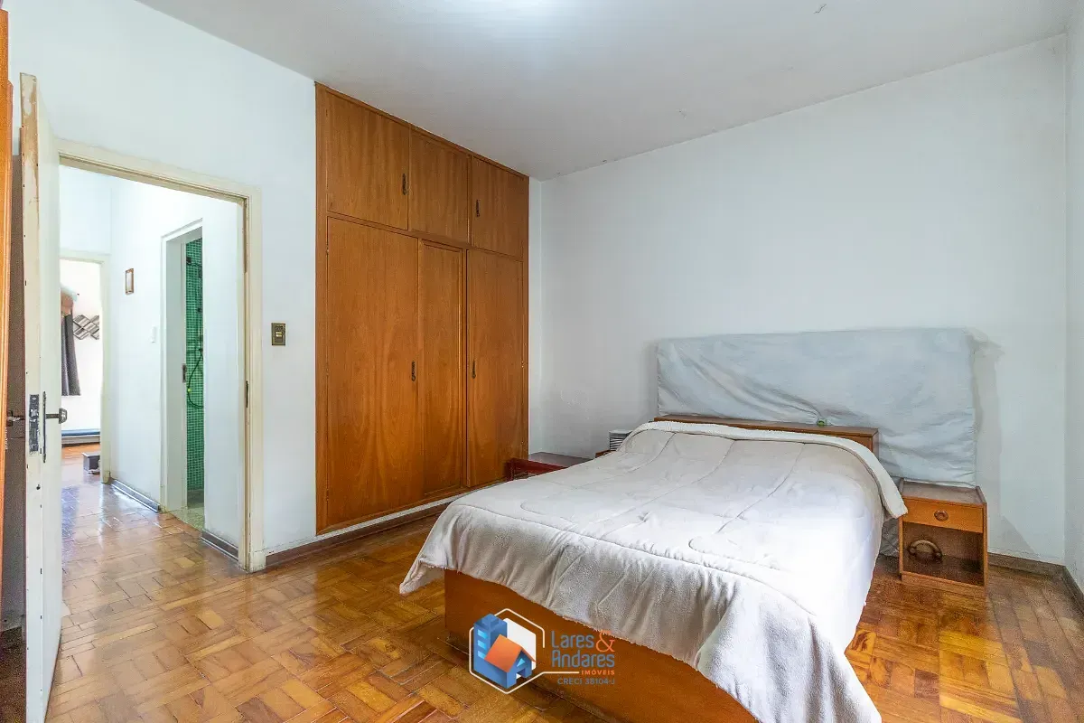 Imagem Sobrado para venda em Chácara Inglesa com 4 quartos, sendo 1 suíte, 181m²