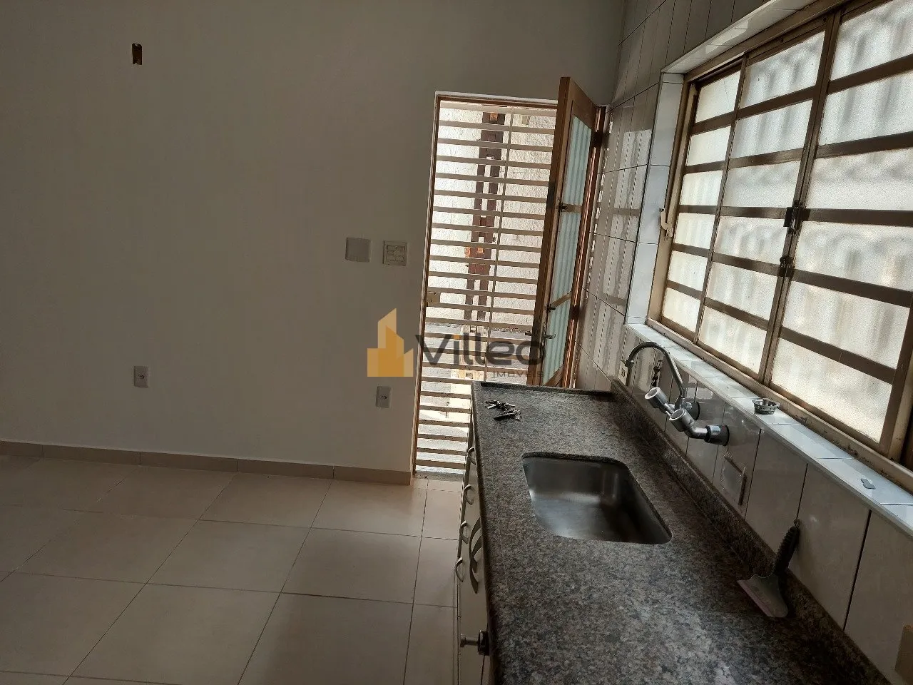 Imagem Localizada na Avenida Doutor Ulisses Guimarães, 2020 - Jardim Santo André 2, esta ampla casa comer...