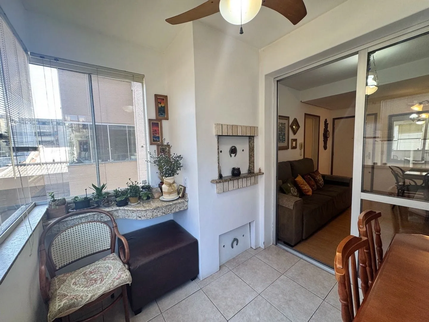Imagem Apartamento dois dormitórios ( uma suíte) garagem/depósito Bairro Menino Deus