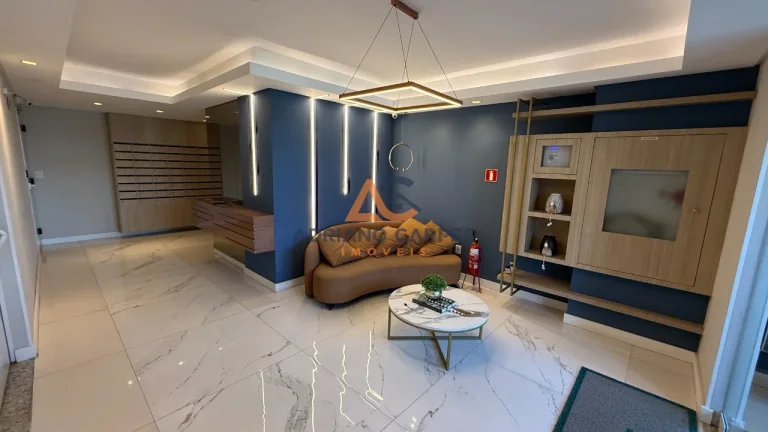 Imagem Seu 3 Quartos MOBILIADO, sendo 01 suíte no Centro de Navegantes perto da Praia e de tudo. Adriano Carpes Imóveis vende.