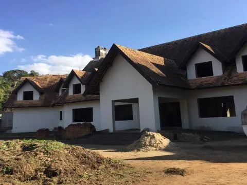 Imagem VENDA CASA EM ESTILO NORMANDO CONDOMÍNIO ARUJÁ HILLS I II com A/T 1838,23m², A/C 817,42m² e Pavimento térreo 408,71m². CONSULTE-NOS.