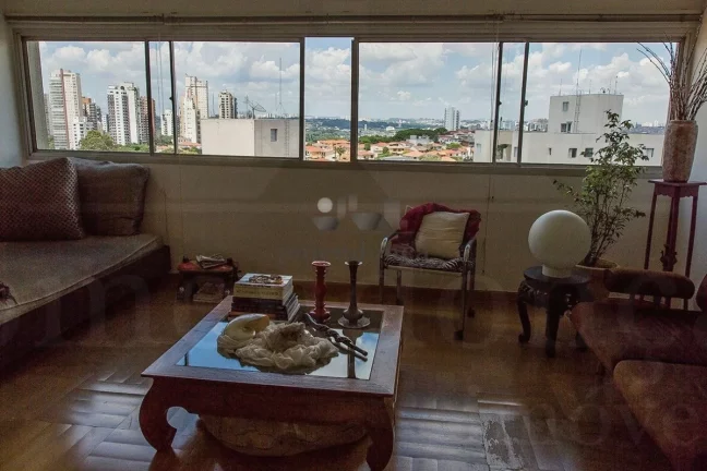 Imagem Apartamento totalmente reformado, com piso de madeira, living para 02 ambientes, 03 dormitórios sen...