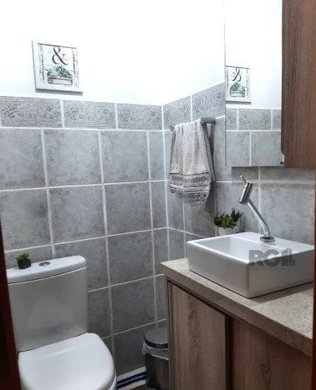 Imagem Sobrado triplex no Partenon de 3 dormitórios e 2 vagas