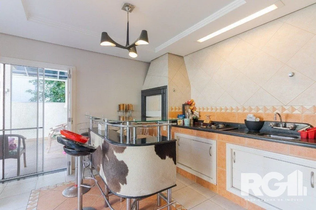 Imagem Casa em Condomínio com 3 Suítes, Espaço Gourmet e 5 Vagas de Garagem