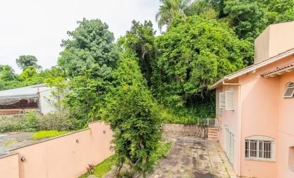 Imagem CASA DESOCUPADA E SEMI MOBILIADA, COM SUÍTE MASTER, SACADA, VISTA PANORÂMICA, EM AMPLO TERRENO NO SANTA TEREZA