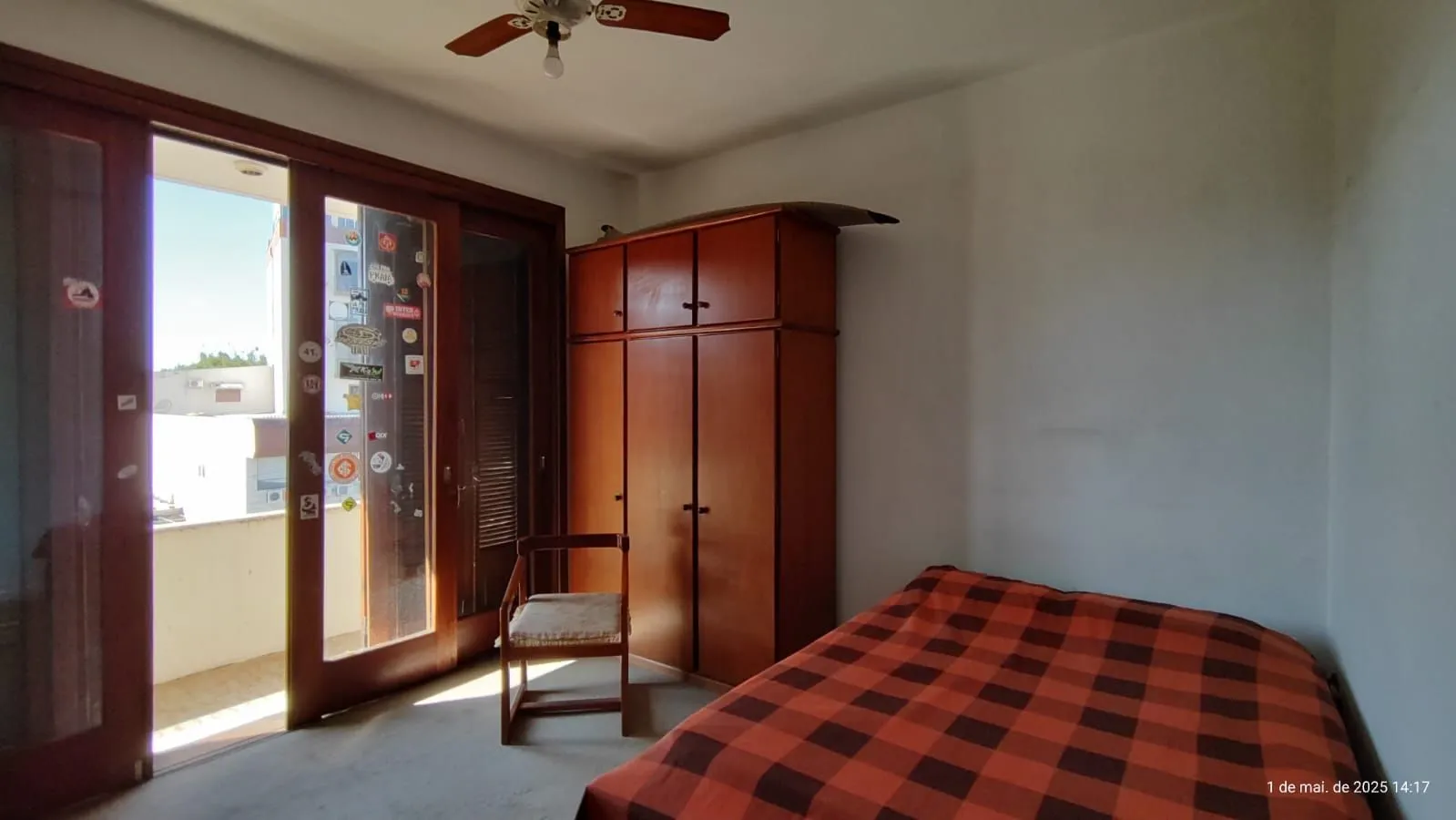 Imagem Apartamento de 4 dormitórios, 2 suítes, living amplo e arejado com sacada.