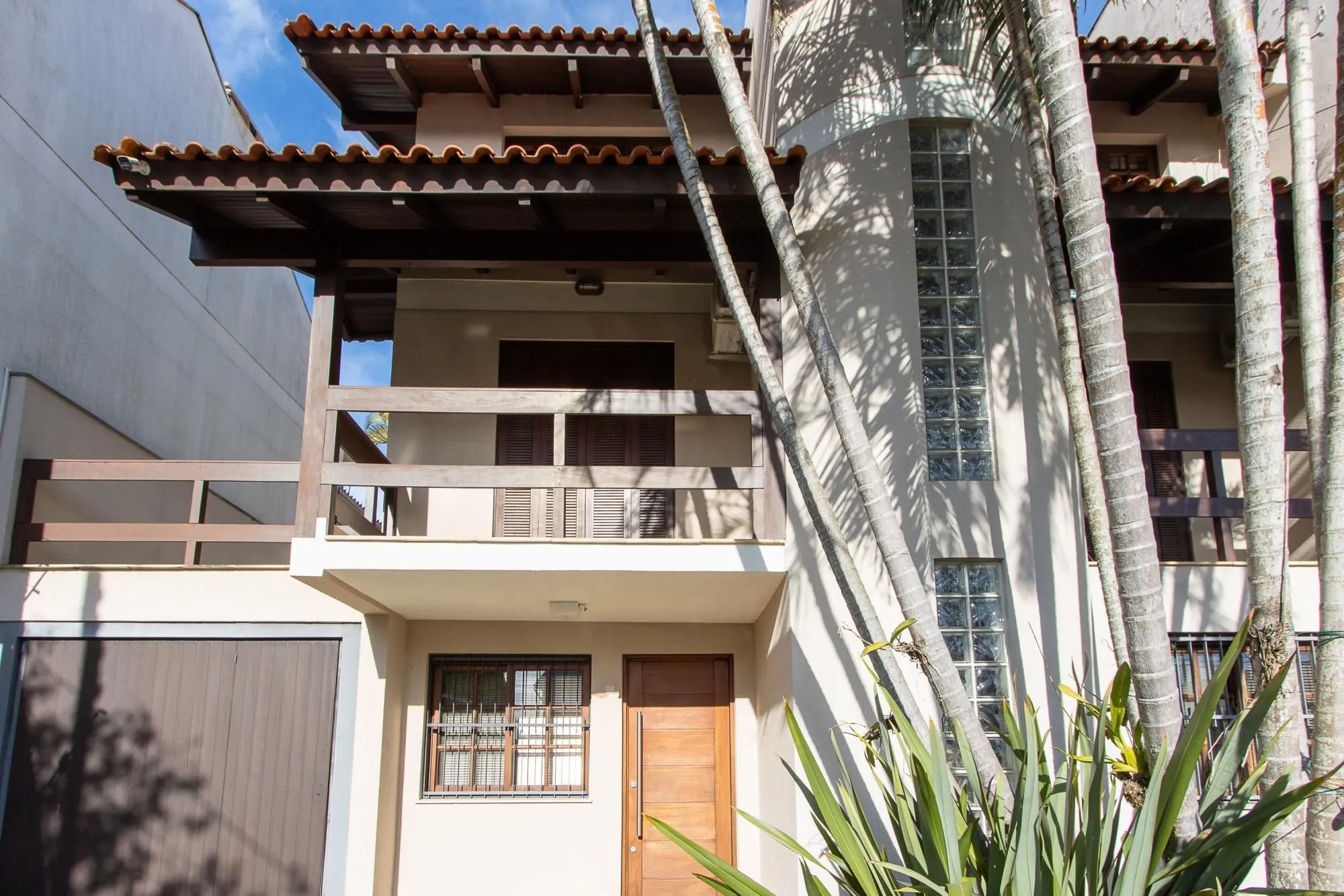 Imagem Excelente casa de 3 dormitórios, 1 suíte, pátio, piscina e vaga para 2 carros cobertas.