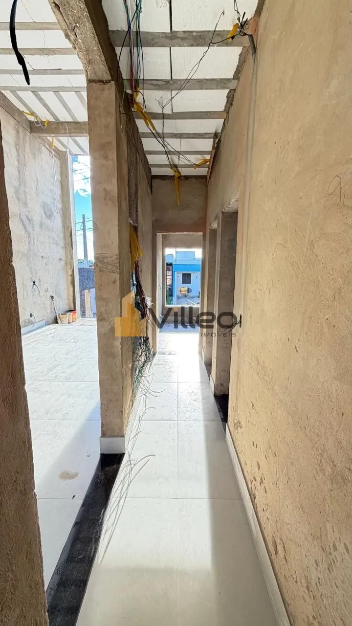 Imagem Apresentamos esta belíssima casa térrea com arquitetura moderna e pé-direito alto de 6 metros, qu...