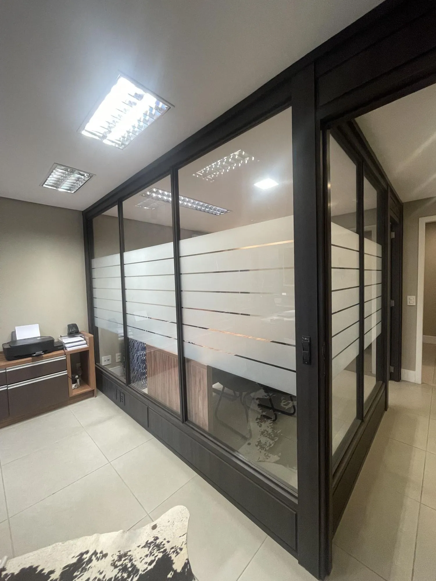 Imagem Ampla sala comercial com vaga de garagem escriturada