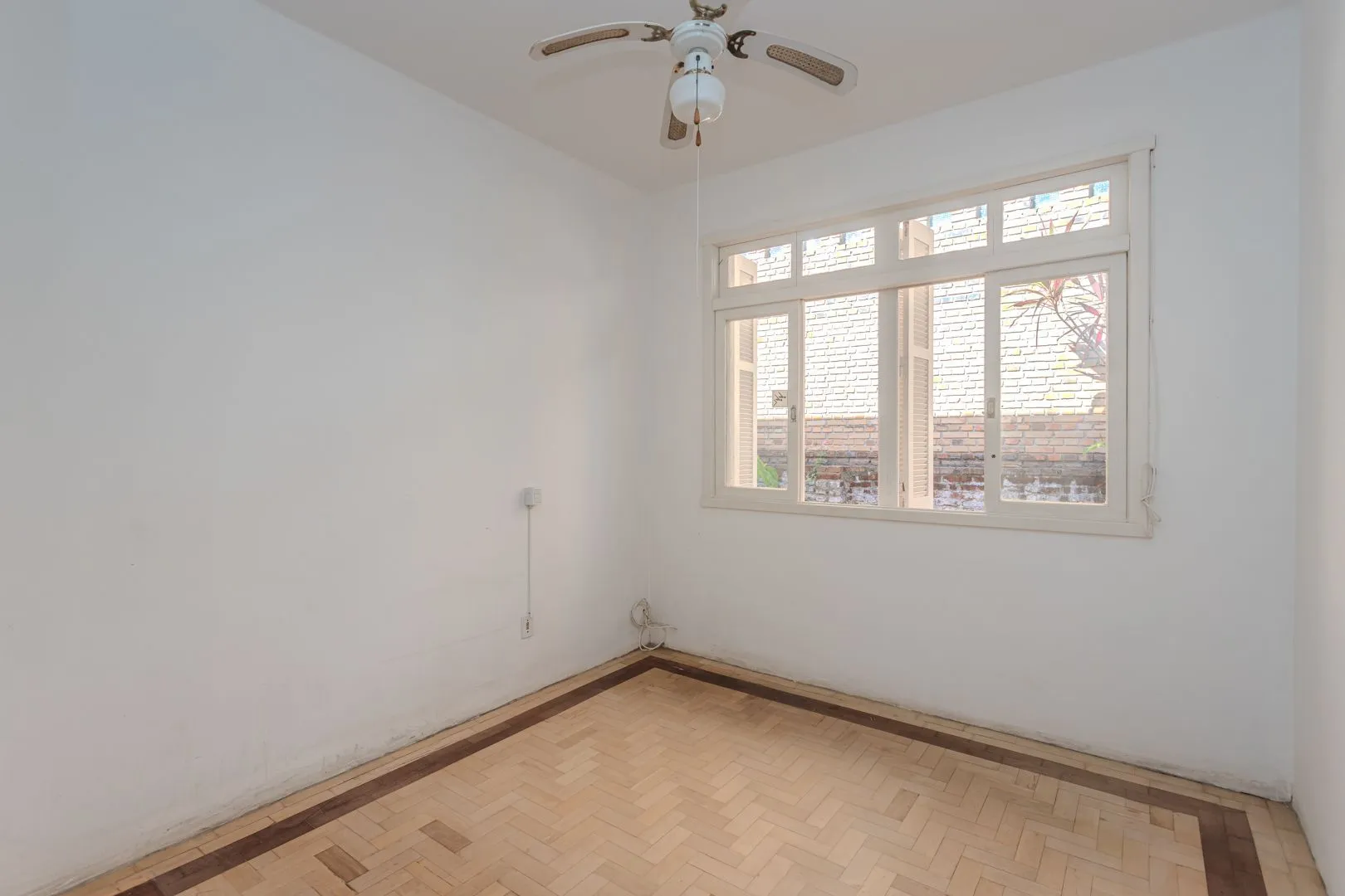 Imagem Casa no Menino Deus de 3 dormitórios e 5 vagas DESOCUPADA