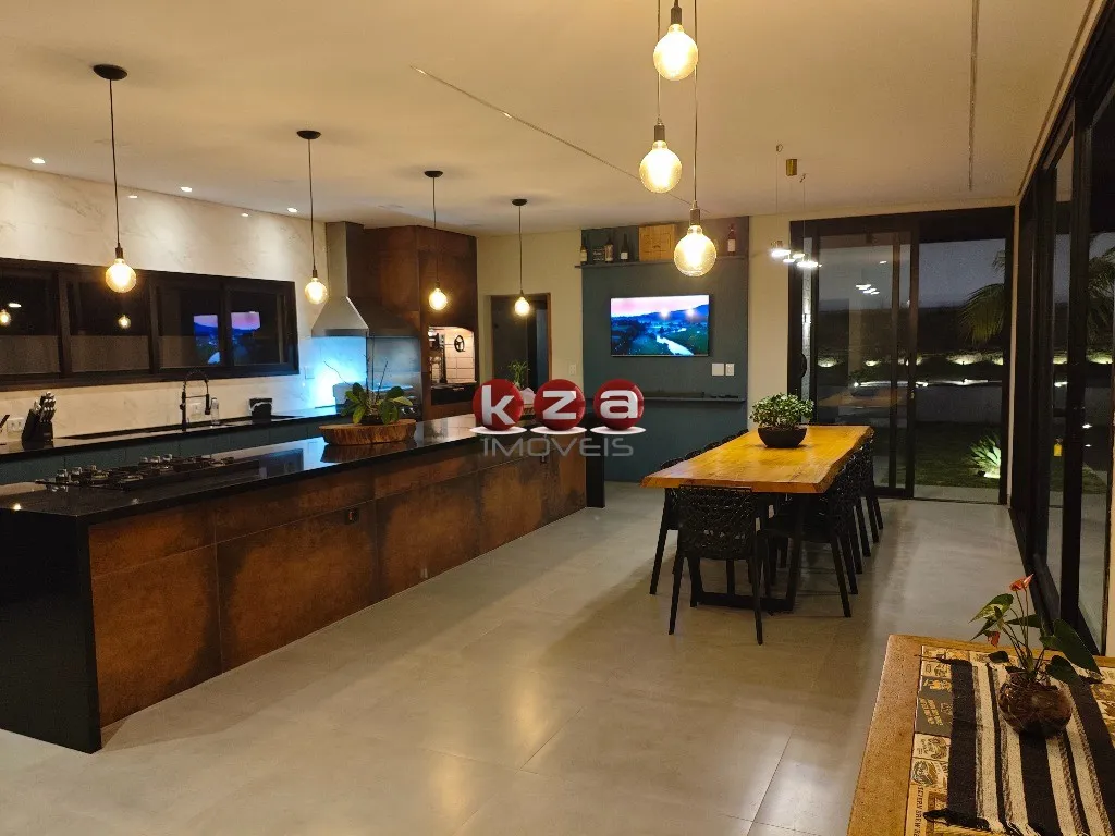 Imagem Casa a venda em Condomínio de Alto Padrão em Vinhedo-SP: 3 Suítes, 2 Salas, gourmet com churrasqueira e piscina.