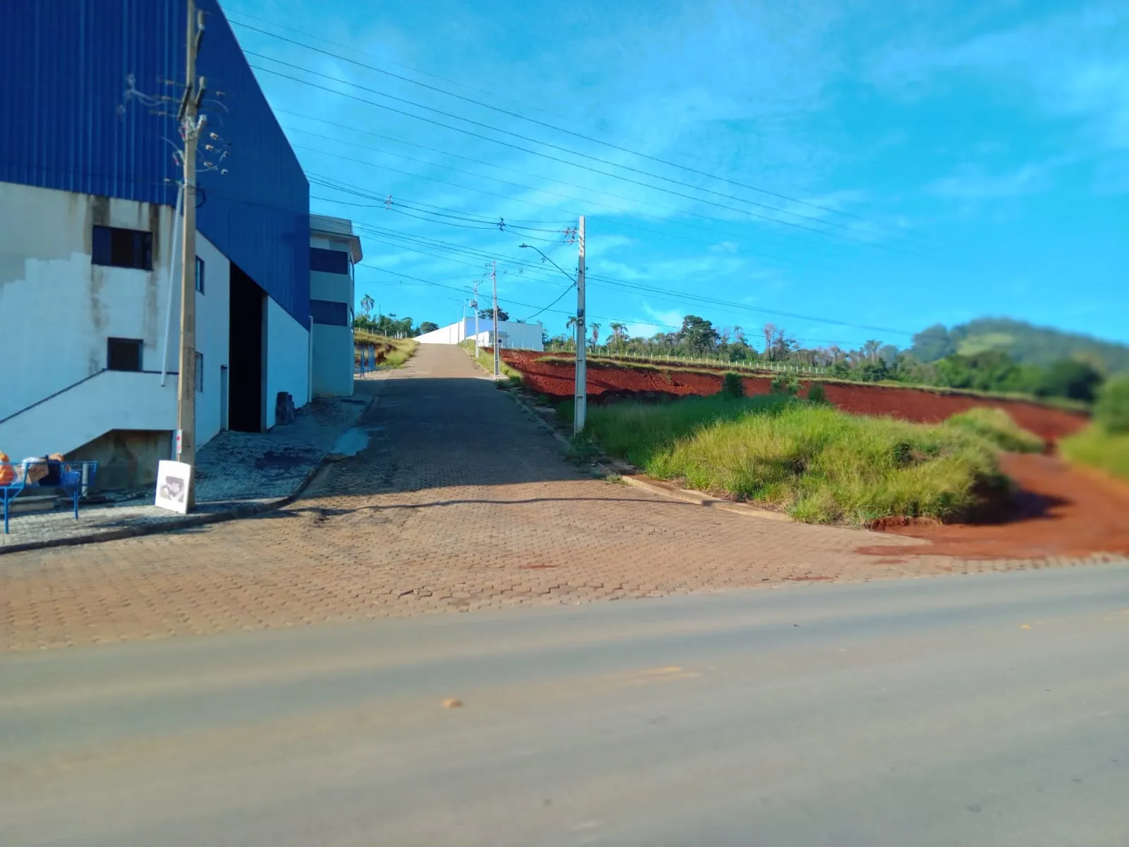 Imagem Galpão Comercial para Venda ou Locação em Cambuí-MG, Bairro Água Comprida: 1 Sala, 2 Banheiros, 5 Vagas de Garagem, 3.600m² de Área.