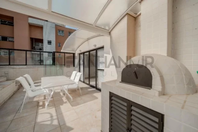 Imagem Cobertura duplex com piscina na Vila Nova Conceição: 3 quartos, 3 suítes, 3 salas, 5 banheiros, 4 vagas e 241m² de sofisticação em São Paulo-SP.