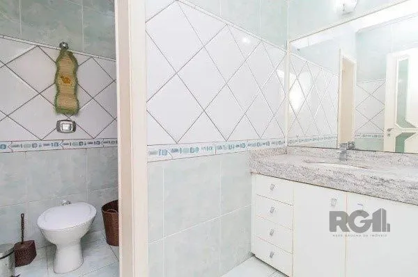 Imagem Casa impecável com 3 quartos (1 suíte) e 2 vagas cobertas,