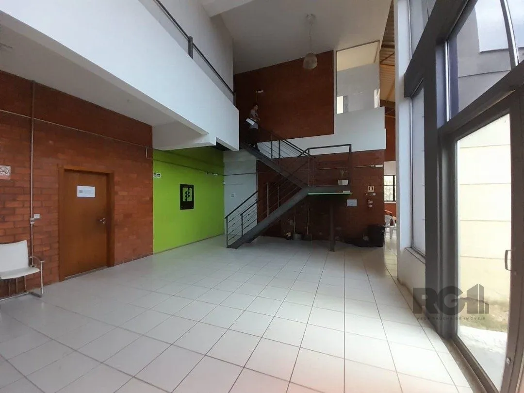 Imagem Prédio comercial com área total de 5.000 m² na rua Frederico Mentz, bairro Navegantes.