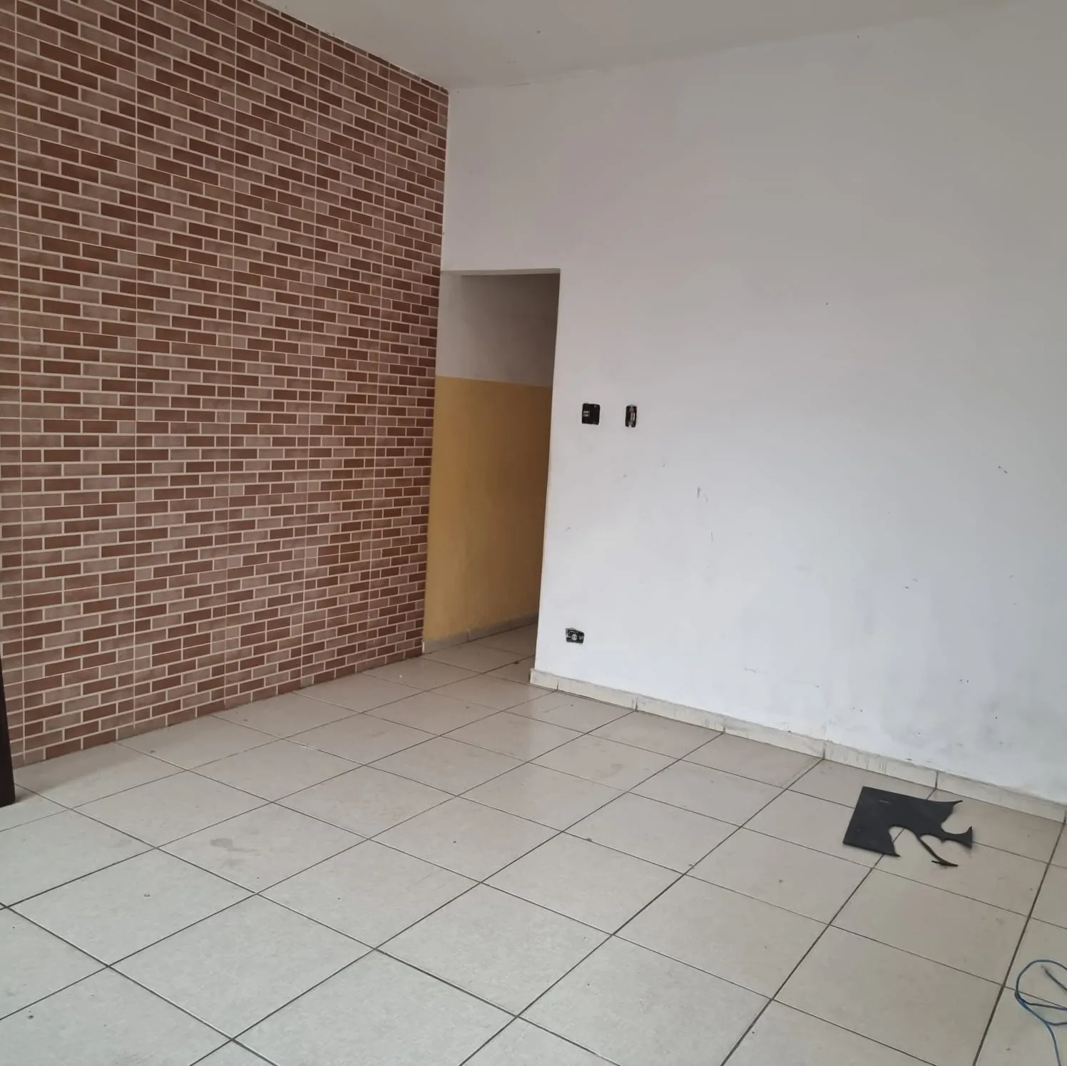 Imagem Casa Comercial Versátil no Centro: Ideal para Consultórios, Escritórios ou Residencial