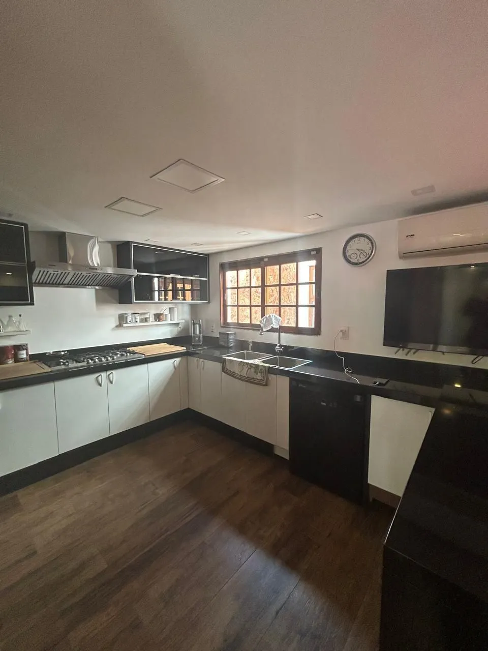 Imagem CASA -4 DORM. -com 2 suítes - 3 BOX- 297,18 m² - MENINO DEUS