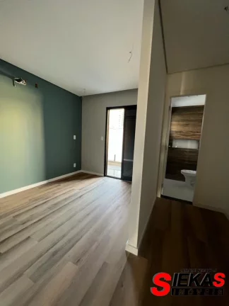 Imagem Venha conhecer o seu novo lar no coração do Tatuapé! Este belíssimo sobrado de alto padrão oferece todo o conforto e sofisticação que você merece.