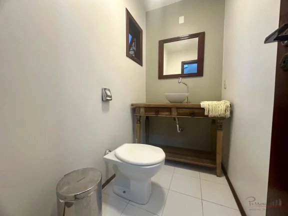 Imagem Ótima casa com 4 Suítes, Piscina e Vista para o Mar no Centro de Florianópolis Localizada no cent...