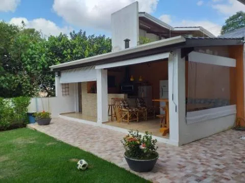 Imagem VENDA DE CASA NO CONDOMÍNIO ARUJÁ COUNTRY CLUB, EM ARUJÁ/SP, 380m² com 3 suítes, área gourmet com churrasqueira, cinema e 4 vagas. CONSULTE-NOS.