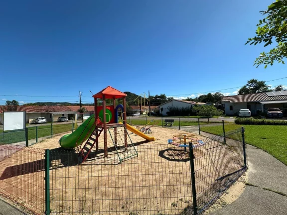 Imagem Casa de esquina tem piscina 2 dormitórios c/ suíte no Condomínio Terra Nova