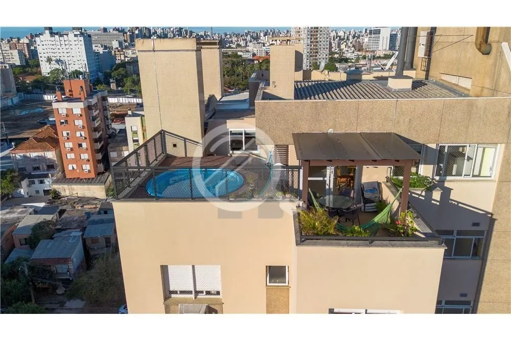 Imagem Descubra Seu Refúgio Urbano Perfeito! Imagine viver em uma cobertura que combina conforto, espaço ...