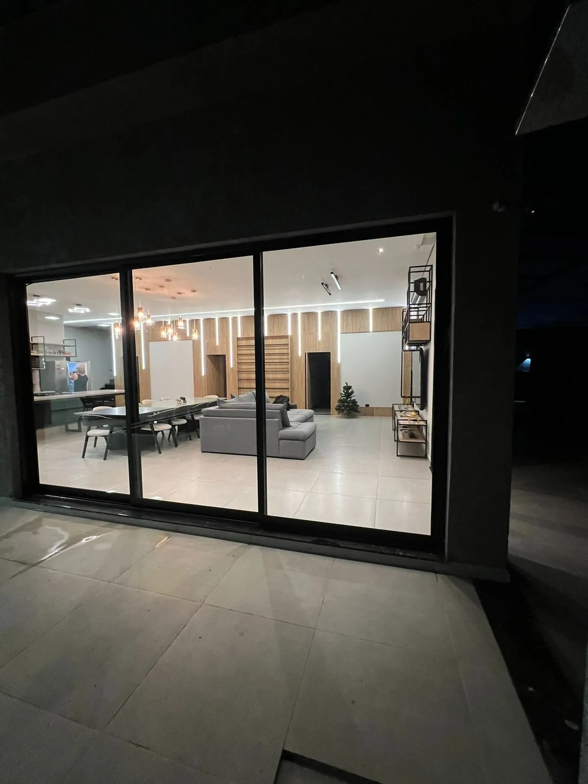 Imagem Luxuosa Casa de 700m² em Santa Isabel - Beira da Água com 6 Suítes
