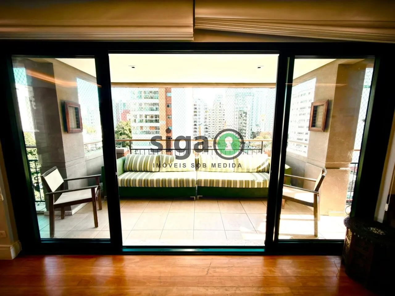 Imagem Apartamento Reformado de 171m² com 3 Suítes e Adega Climatizada.