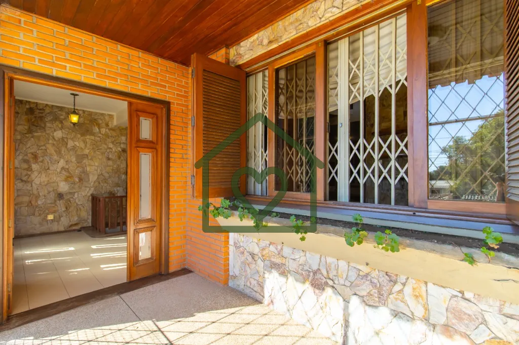 Imagem Casa totalmente mobiliada com 5 quartos, sendo uma suíte com closet, 417 m² de área construída e...