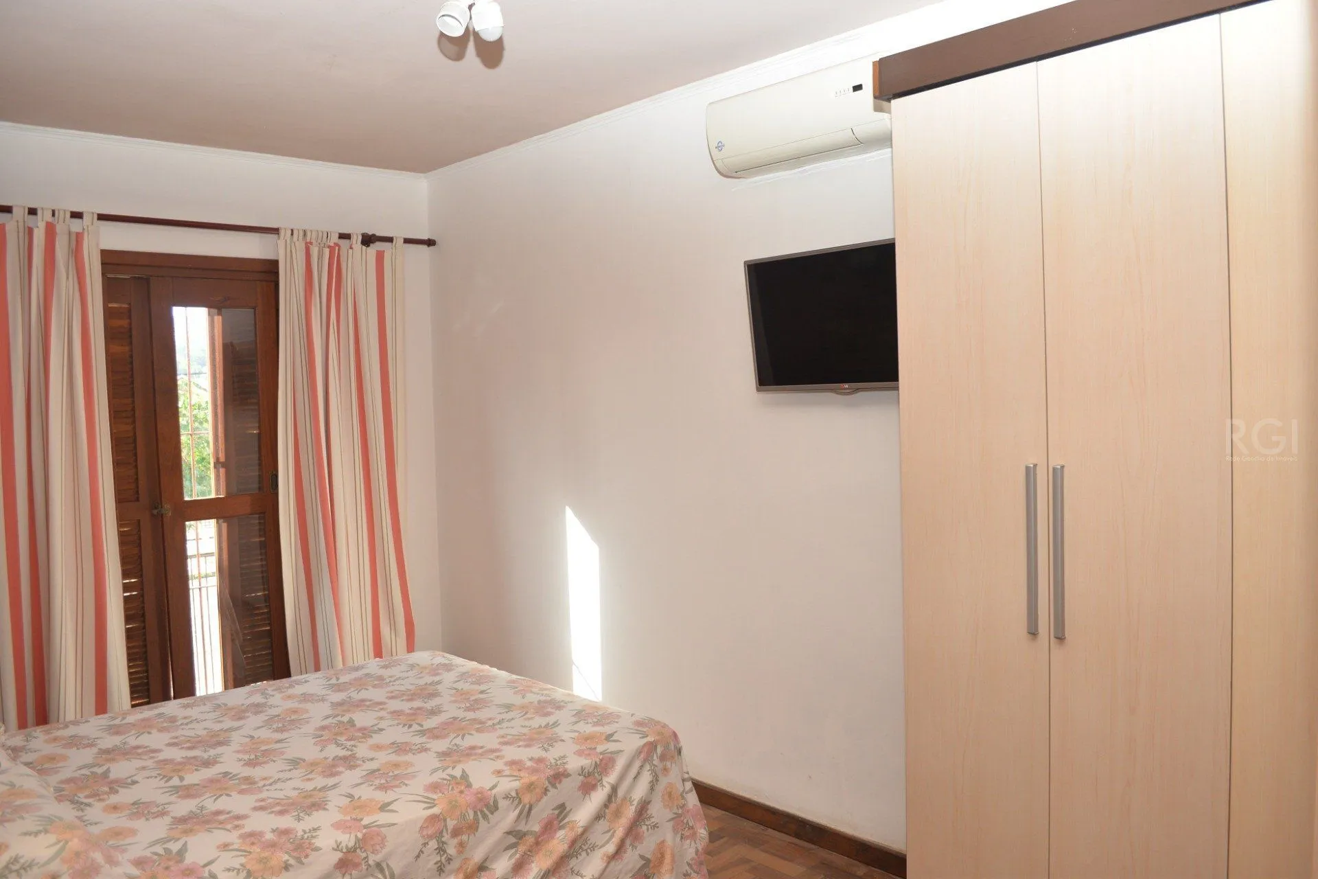 Imagem Sobrado para Venda - 168m², 4 dormitórios, 6 vagas - Jardim Sabará