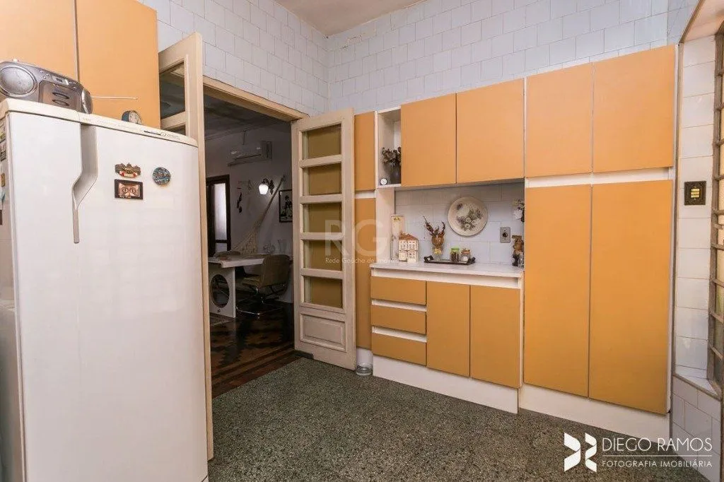 Imagem Casa para Venda - 198m², 3 dormitórios, sendo 1 suites, 4 vagas - Petrópolis