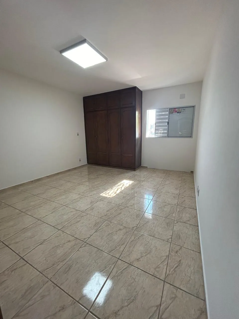 Imagem Residência Espaçosa e Moderna no Jardim Vergueiro: Três Quartos, Suíte e Ampla Área Externa