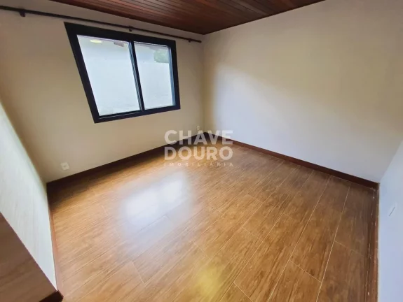Imagem Casa em condomínio com 4 suítes em terreno plano no Comary!