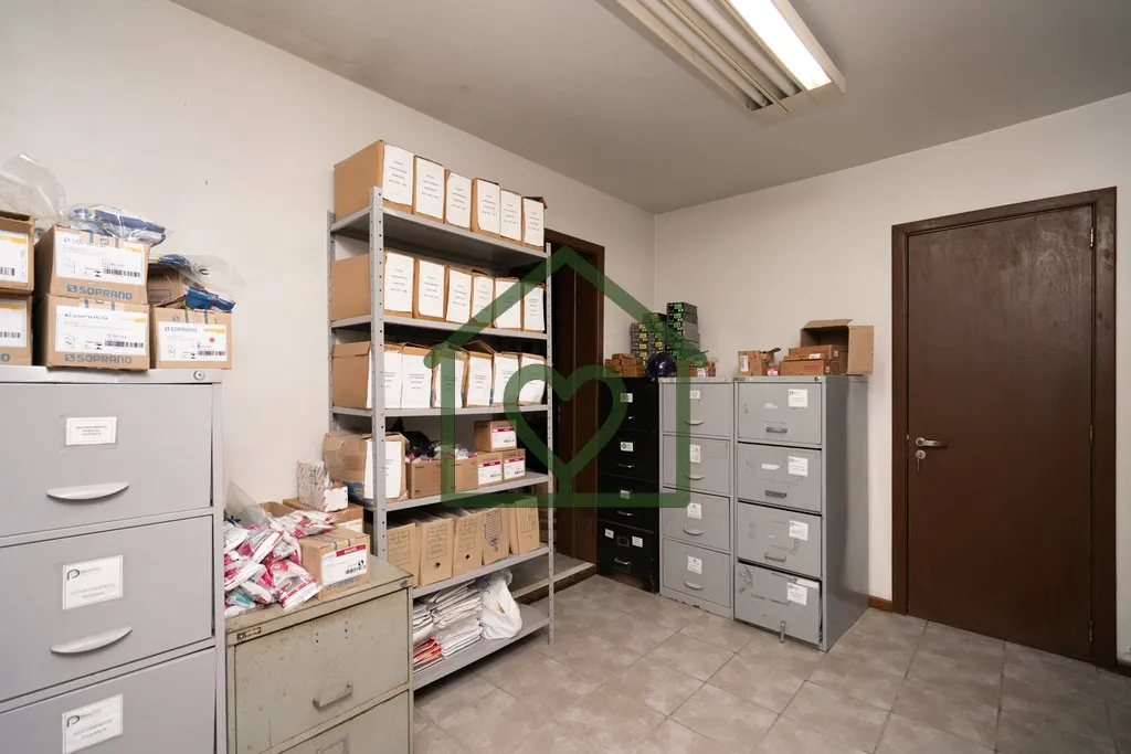 Imagem Prédio com sede administrativa e amplo depósito, em ótima localização e construção sólida. E...