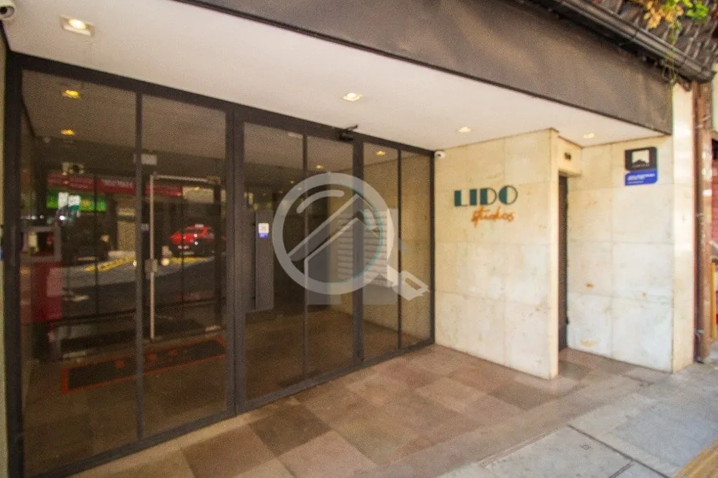 Imagem Studio mobiliado, com dormitório e espaço de convivência conjugados e banheiro social. Localiza-s...