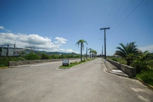 Imagem Terreno de 600m² no Condomínio Garopaba Internacional: Luxo, Conforto e Segurança!