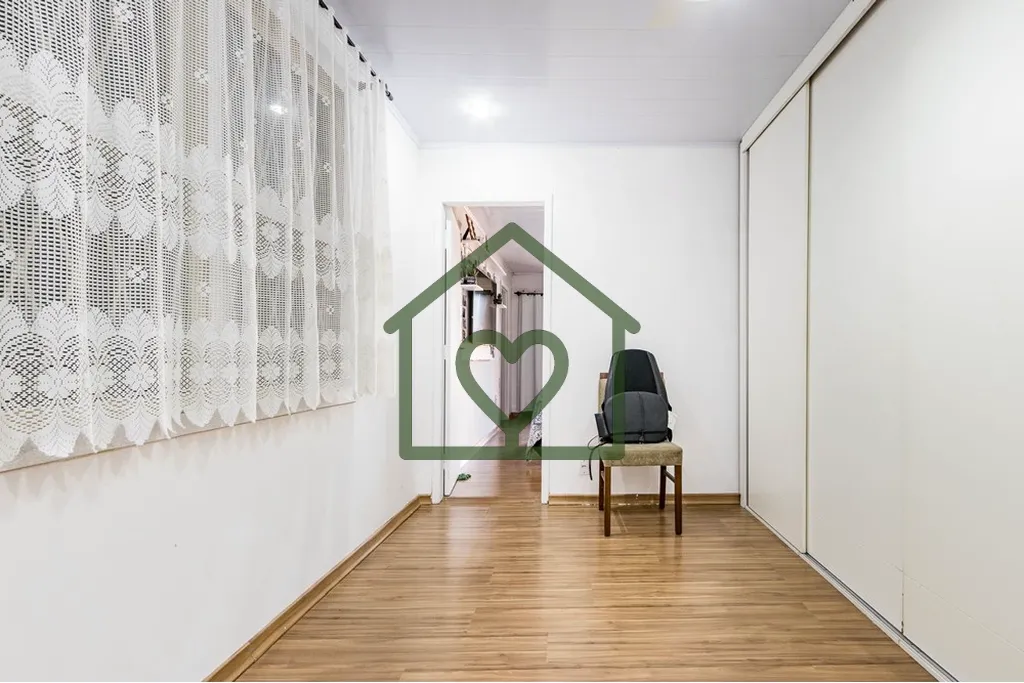 Imagem Casa com 180m2 de área construída em terreno amplo no bairro Parque Santa Fé, Porto Alegre, com 3...