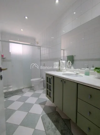 Imagem Apresentamos esta belíssima casa, muito bem localizada, ideal para quem busca conforto, segurança ...