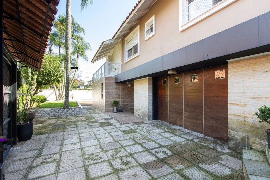 Imagem Casa a venda no bairro Guarujá com 4 dormitórios, piscina e salão de festas